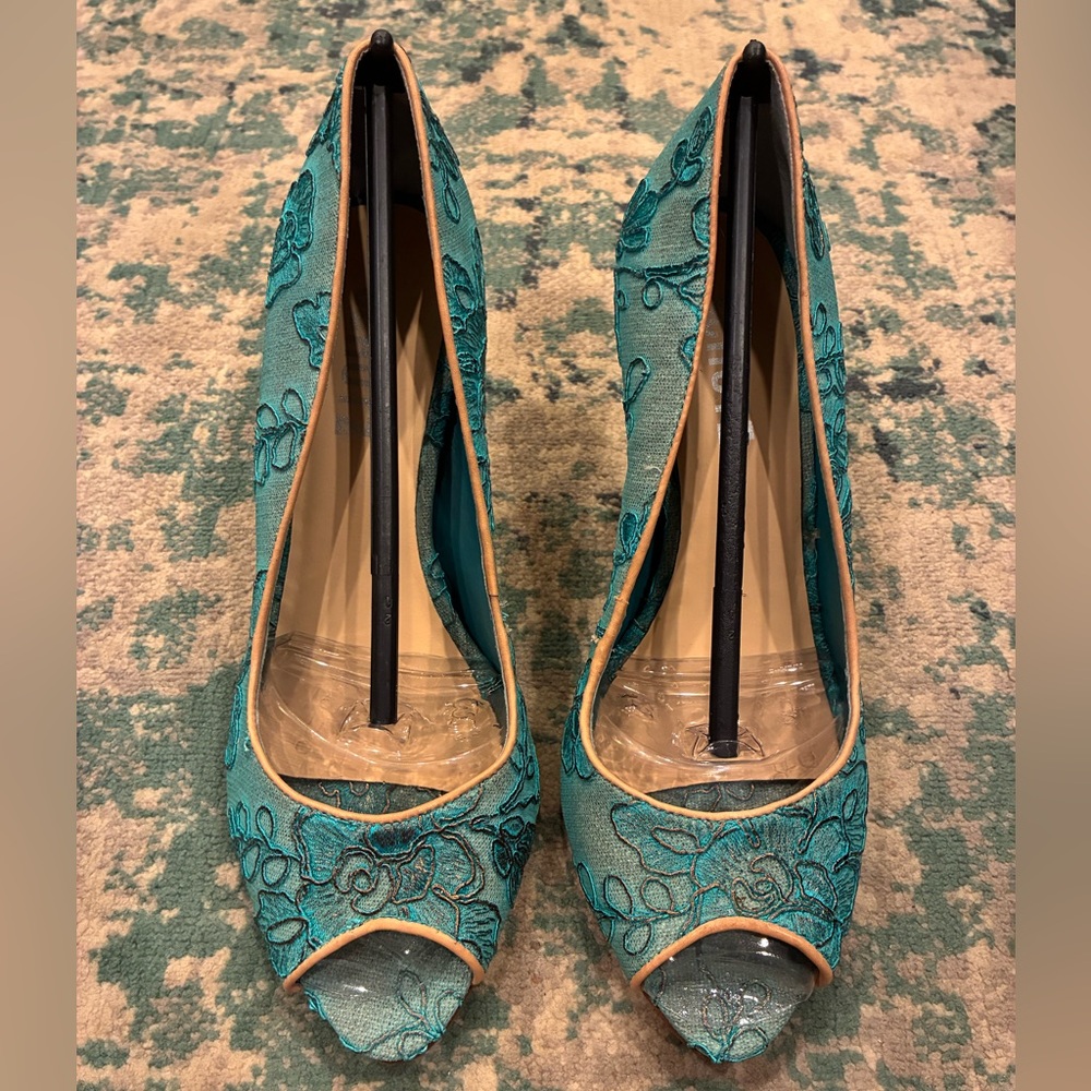 SCHUTZ Floral Embroidered Peep-Toe Heels in Teal, sz 9